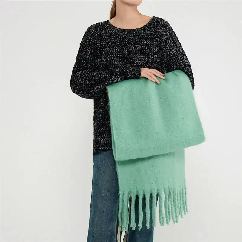 Aurore – Écharpe vert menthe avec franges