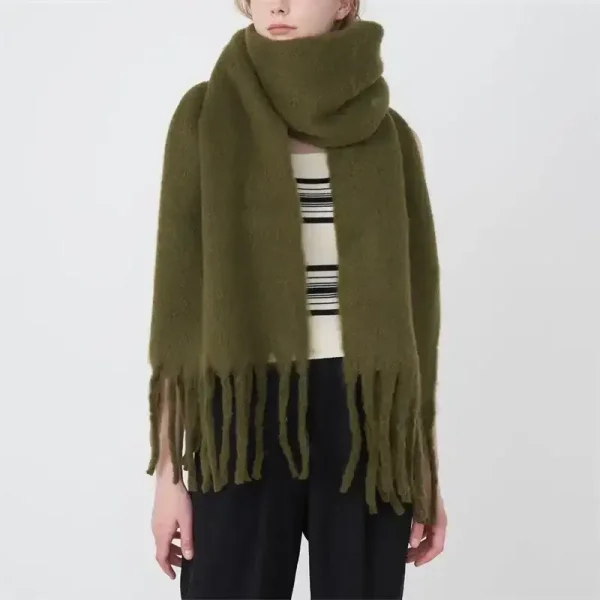 Cassia – Écharpe olive moelleuse avec franges