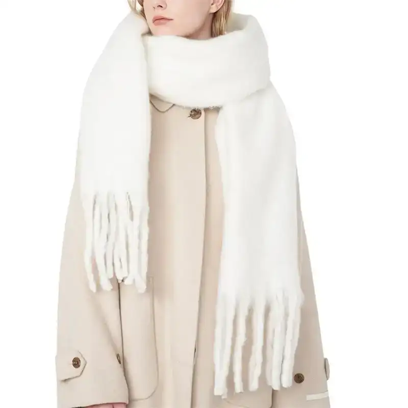 Écharpe blanche avec franges pour femme – Arvenia Accessoire élégant et chaud pour l'hiver