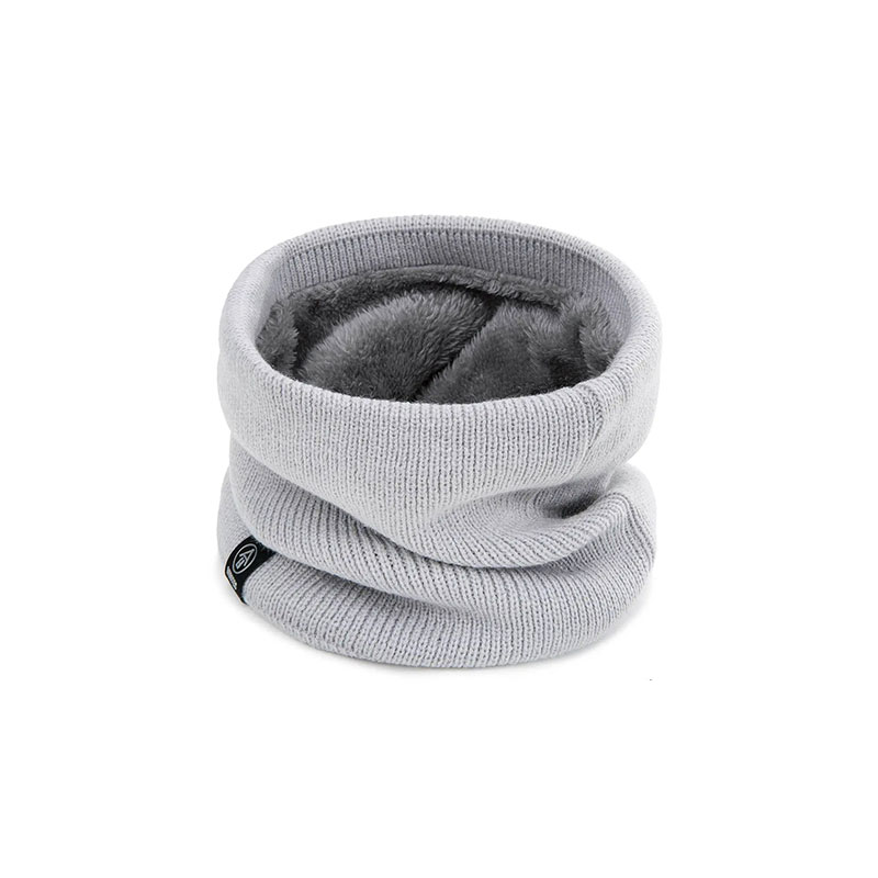Cache-cou-doux-en-gris-clair-pour-enfant
