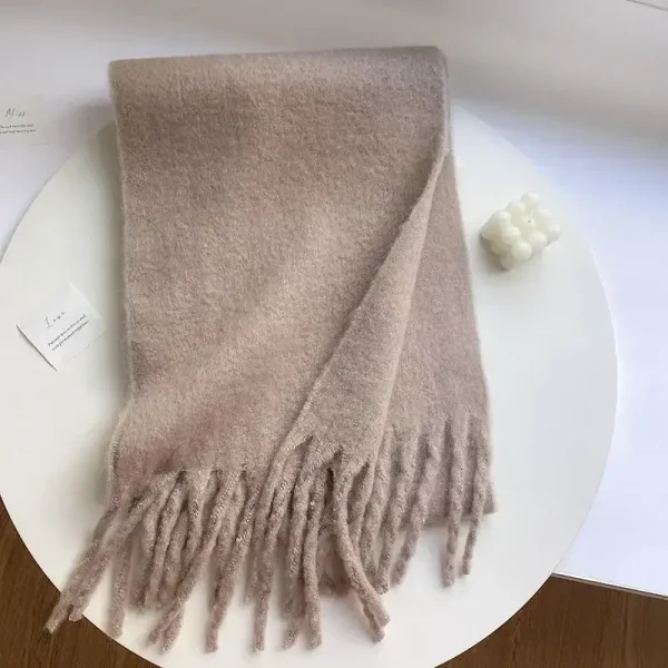 Xanthira – Écharpe beige moelleuse avec franges