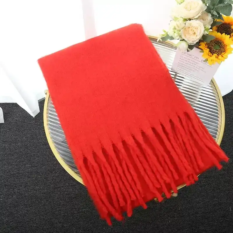 Xanthira – Écharpe rouge intense avec franges